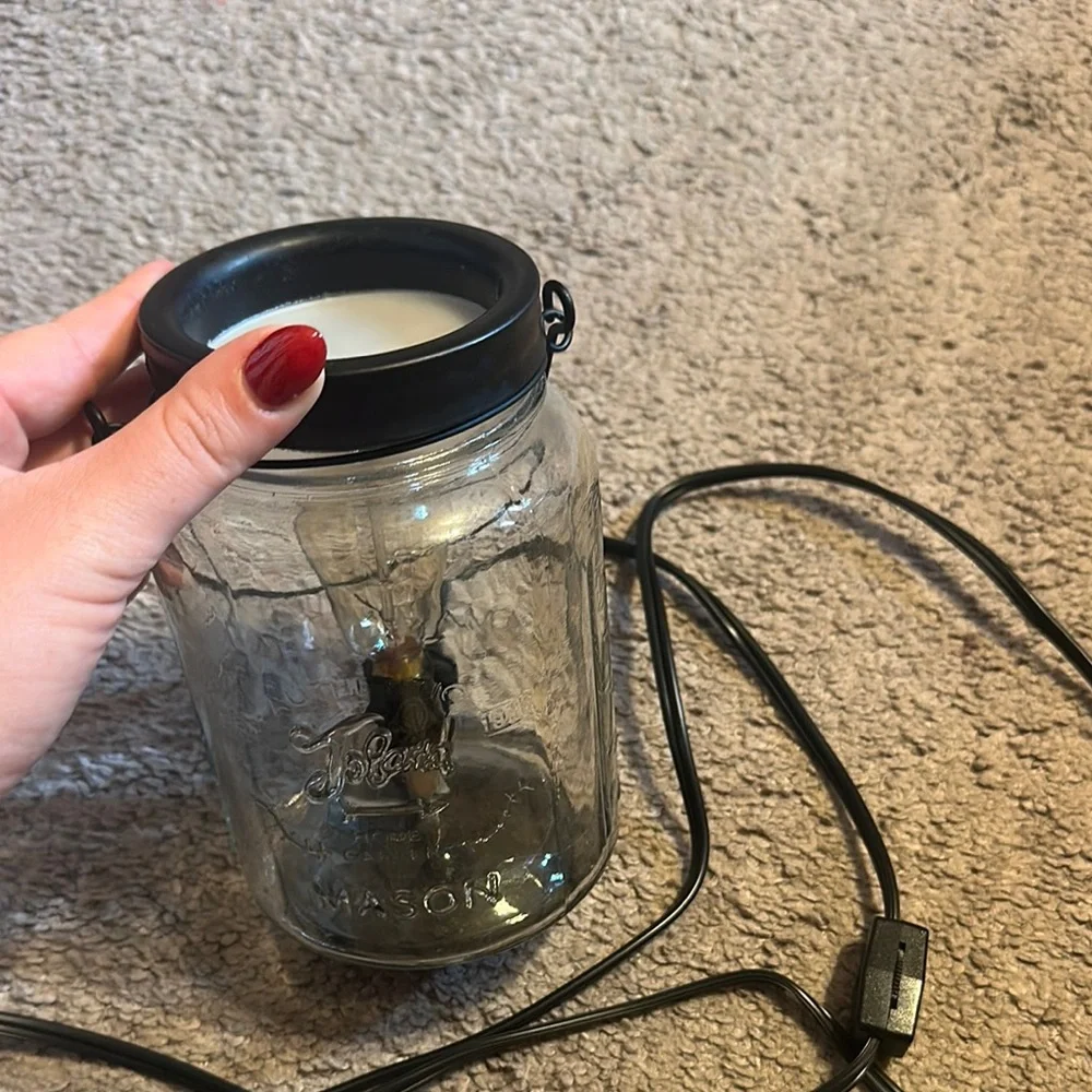 Mason Jar wax melter with Black Lid